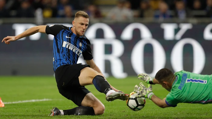 Milan Škriniar z Interu Miláno strieľa gól v zápase 10. kola talianskej Serie A