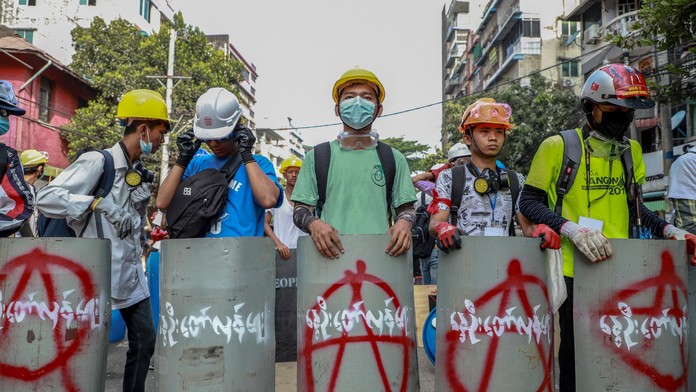 Bežci na Moste SNP.