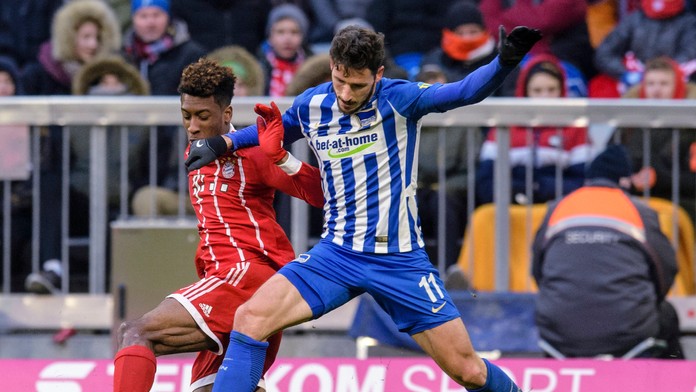 Kingsley Coman z Bayernu (vľavo) a Mathew Leckie z Herthy. 