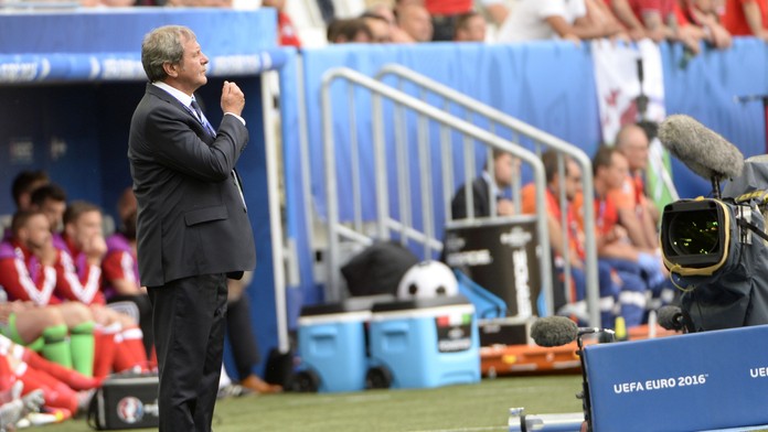 Ján Kozák, tréner našej reprezentácie, v zápase proti Walesu na ME.