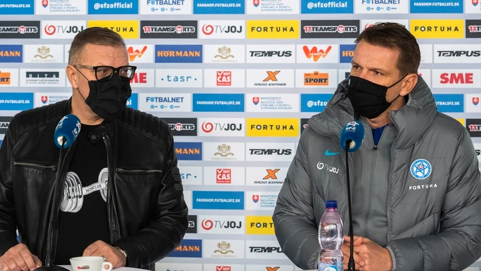 Na snímke zľava prezident Slovenského futbalového zväzu Ján Kováčik a trenér slovenskej futbalovej reprezentácie Štefan Tarkovič