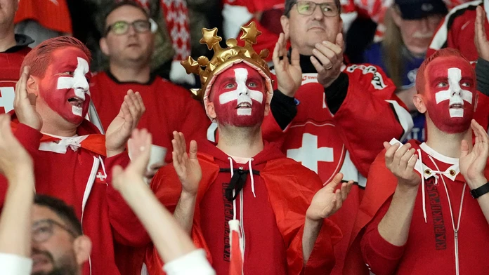 Švajčiari naďalej suverénni, Česi utrpeli prvú prehru