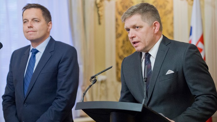 Predseda vlády Robert Fico a minister financií Peter Kažimír.