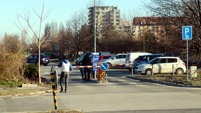 Spoplatnené parkovanie pred ružinovskou nemocnicou v Bratislave. 