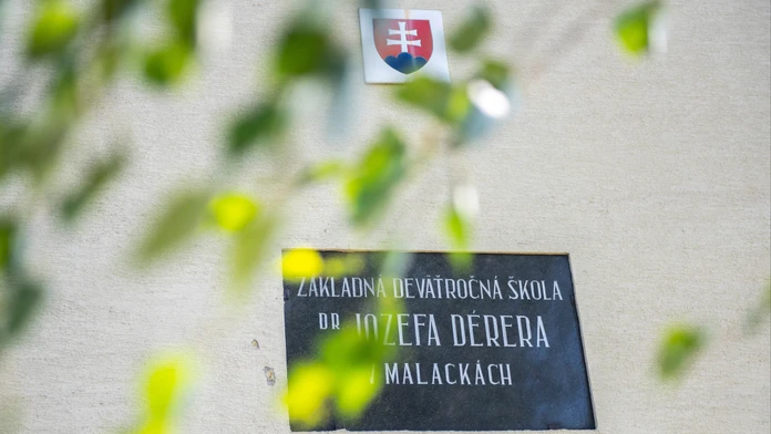 Tabuľa na Základnej škole Dr. Jozefa Dérera v Malackách.