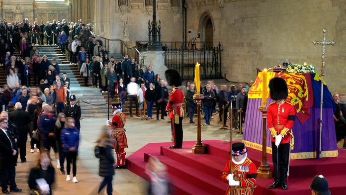 Muž sa dotkol kráľovninej rakvy, polícia ho vzala do väzby