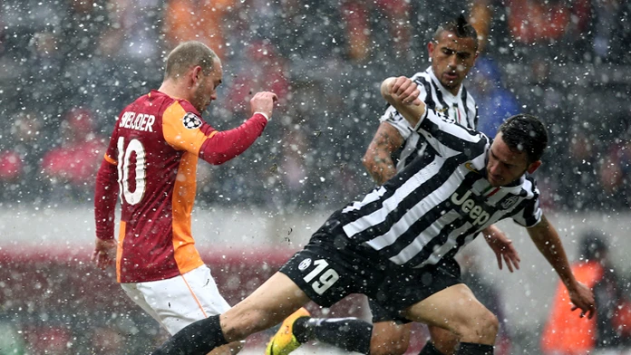Holandský stredopoliar Galatasaray Wesley Sneijder (vľavo) a obranca Juventusu Leonardo Bonucci 