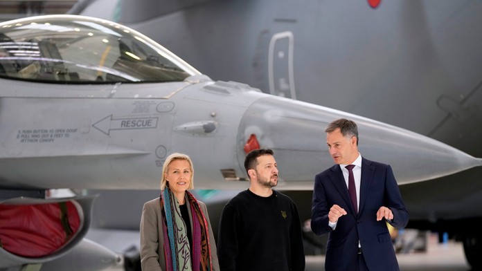 Belgická ministerka obrany Ludivine Dedonderová a premiér Alexander De Croo s ukrajinským prezidentom Volodymyrom Zelenským
