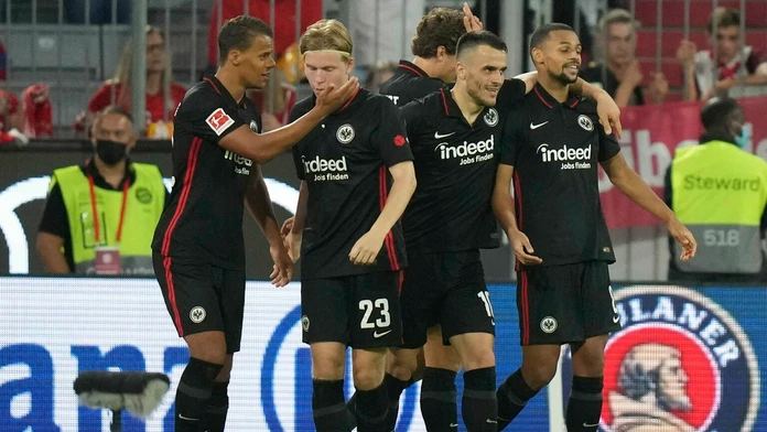 Hráči Frankfurtu oslavujú druhý gól v zápase proti Bayernu Mníchov.