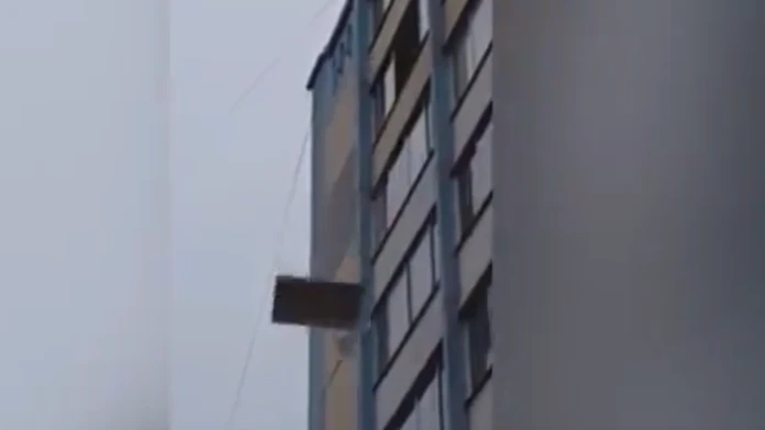 Vyhodil aj nábytok. 