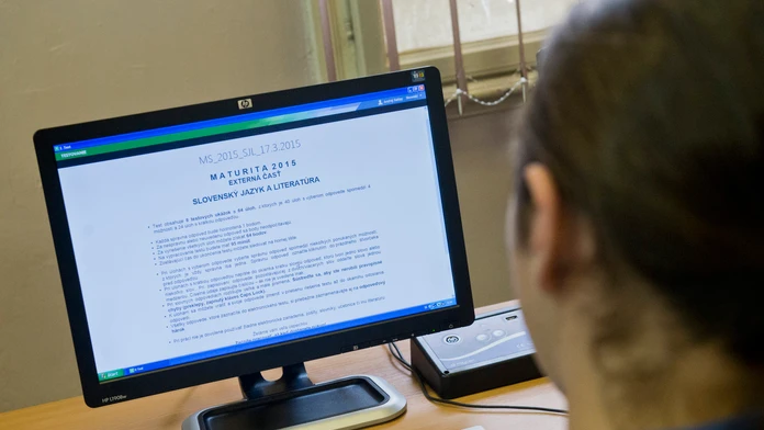 Žiači na Strednej priemyselnej škole na Fajnorovom nábreží absolvovali písomnú maturitu zo slovenčiny na počítačoch.