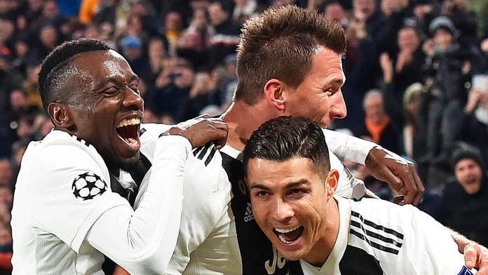Mario Mandžukič oslavuje so spoluháčmi Blaisom Matuidim a Cristianom Ronaldom svoj gól.