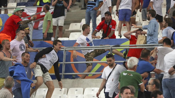 Na snímke bitka medzi fanúšikmi  po zápase B-skupiny na majstrovstvách Európy medzi Anglickom a Ruskom.