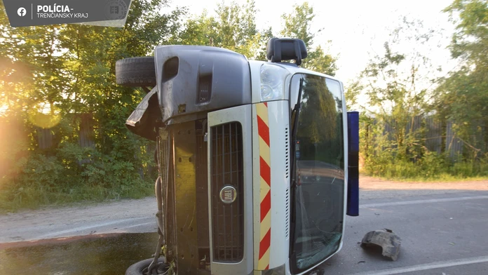 Prevrátená sanitka na ceste.