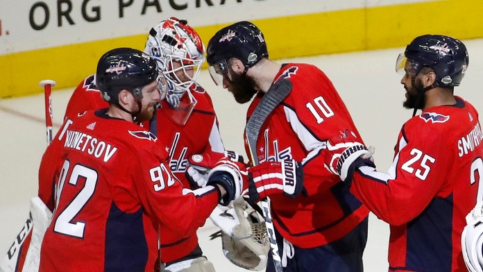 Hráči Washingtonu sa radujú po výhre nad Vegas.