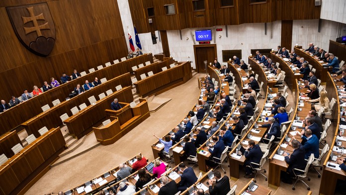 Za RTVS už nebudete platiť ani cent. Koncesionárske poplatky sa definitívne rušia