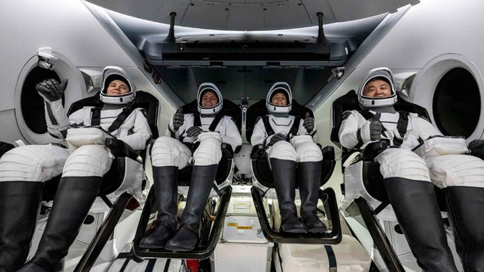 Astronauti "posádky 5" sa po piatich mesiacoch vrátili z ISS na Zem.