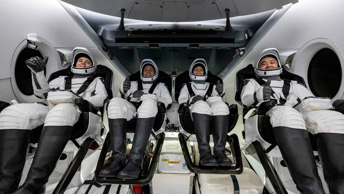 Astronauti "posádky 5" sa po piatich mesiacoch vrátili z ISS na Zem.