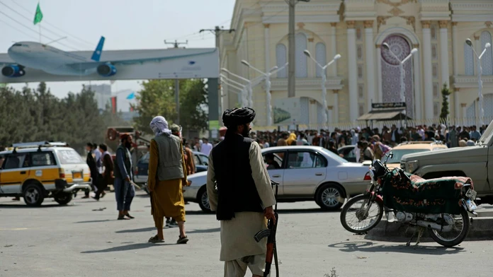 Bojovníci islamistického hnutia Taliban hliadkujú pred Medzinárodným letiskom Hámida Karzaja v Kábule.