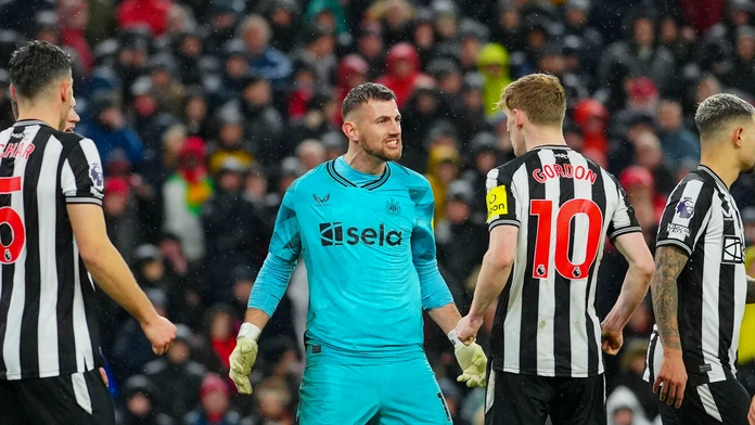 Bravúrny Dúbravka zneškodnil jedenástku Salahovi, Newcastle však Liverpoolu podľahol
