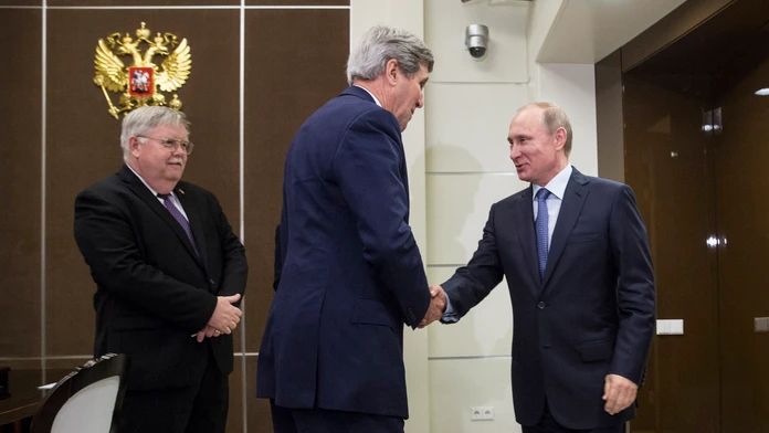 Sergej Lavrov a John Kerry na stretnutí v Soči