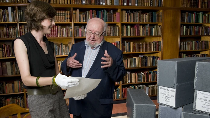 Na snímke z marca 2009 autor známej knihy Schindlerova archa Thomas Keneally s kópiami zo Schindlerovho zoznamu.