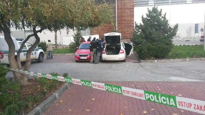 Pri obchodnom centre zasahujú policajti