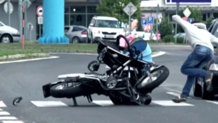 Motorkár vletel na priechode do kočíka