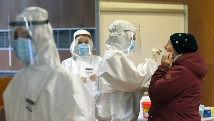 Parkovisko pred lyžiarskym strediskom na Jahodnej pri Košiciach.  (2.1. 2021)