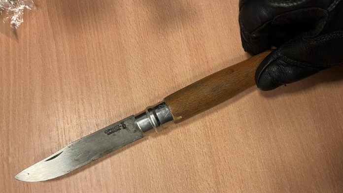 Na snímke nôž, ktorým muž ohrozoval cestujúcich v električke v Bratislave.