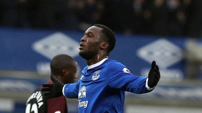 Hráč Evertonu Romelu Lukaku oslavuje svoj úvodný gól.