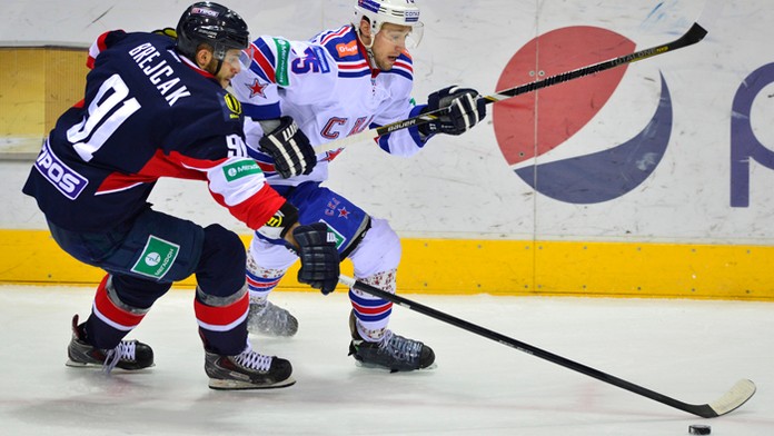 Archívna snímka zo zápasu z februára 2015- Ján Brejčák (Slovan) a Piotr Chochriakov (SKA Petrohrad) z 