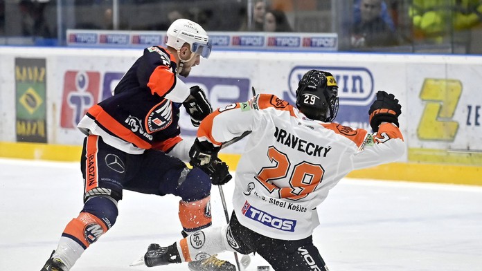 Radovan Puliš (Michalovce) a Vladimír Dravecký (Košice) bojujú o puk