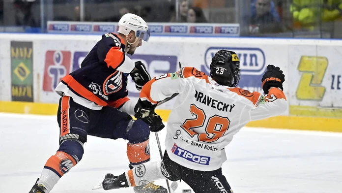 Radovan Puliš (Michalovce) a Vladimír Dravecký (Košice) bojujú o puk