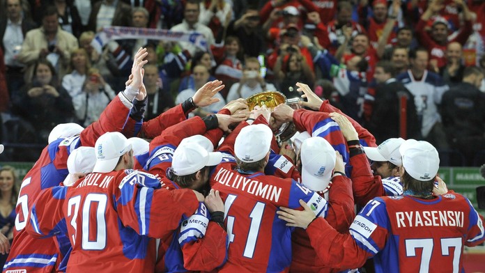 Ruská hokejová reprezentácia dvíha pohár za prvé miesto na svetovom šampionáte 20. mája 2012 v Hartwall aréne v Helsinkách. 