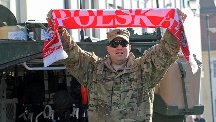 Poliaci vítajú vojenský konvoj