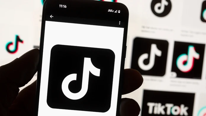 Logo sociálnej siete TikTok na telefóne. 
