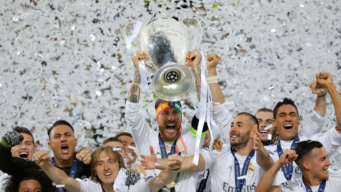 Kapitán Realu Madrid Sergio Ramos dvíha nad hlavu trofej pre víťaza Ligy majstrov.