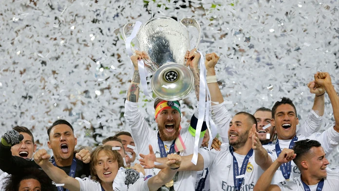Kapitán Realu Madrid Sergio Ramos dvíha nad hlavu trofej pre víťaza Ligy majstrov.