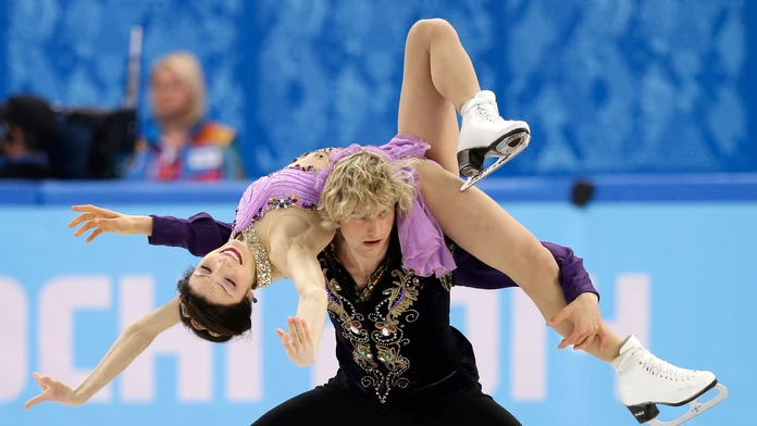 Americkí krasokorčuliari Meryl Davisová a Charlie White získali zlaté medaily v súťaži tanečných párov.jpg
