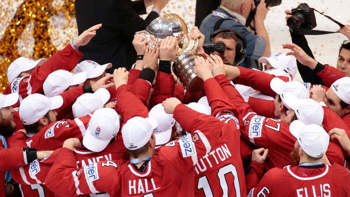 Novopečení majstri sveta v hokeji Kanaďania sa radujú z trofeje