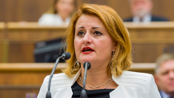 Tlačenice v obchodoch.