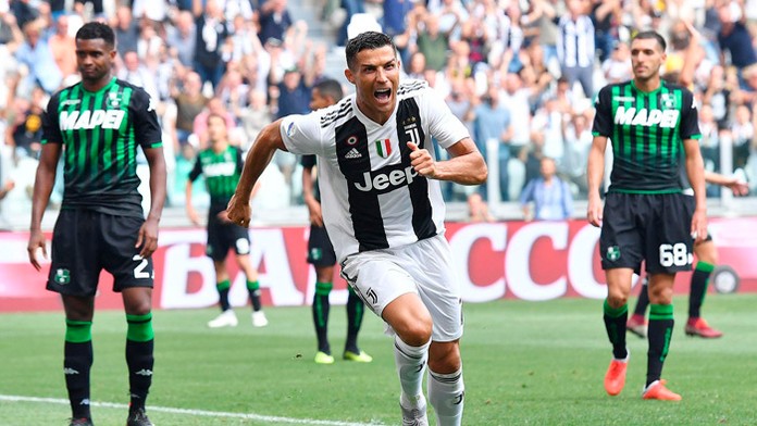 Cristiano Ronaldo v zápase proti Sassuolu, ktorému strelil dva góly.