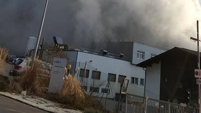 V Rakúsku horela továreň, kde pracujú aj Slováci.
