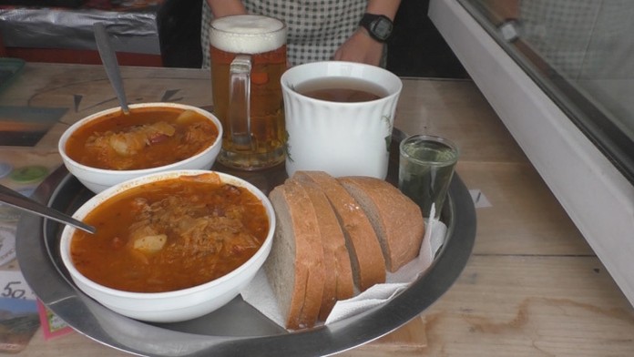 Jedlo na Štefánikovej chate dávajú do porcelánu.