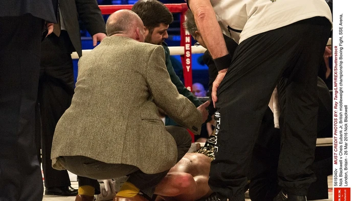 Nick Blackwell je v umelom spánku po sobotňajšom súboji s Chrisom Eubankom.