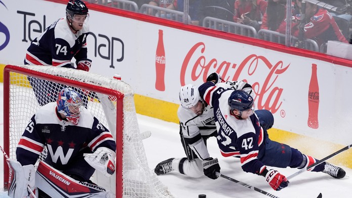 Na snímke zľava slovenský obranca Capitals Martin Fehérváry.