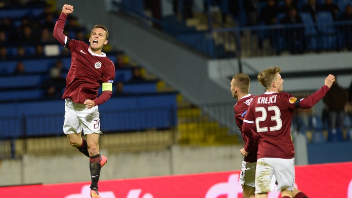 Kapitán Sparty Praha David Lafata sa raduje z gólu do siete Slovanu.