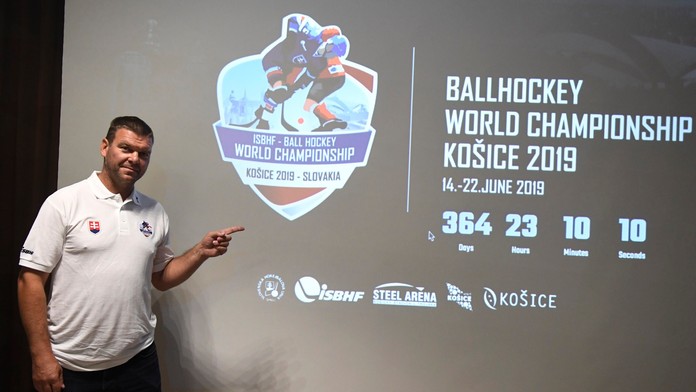 Jozef Stümpel na tlačovej konferencii Slovenskej hokejbalovej únie k majstrovstvám sveta v hokejbale v roku 2019.
