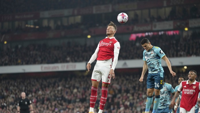 Rúca sa to ako domček z karát. Arsenal doma opäť stratil a nádeje na titul blednú